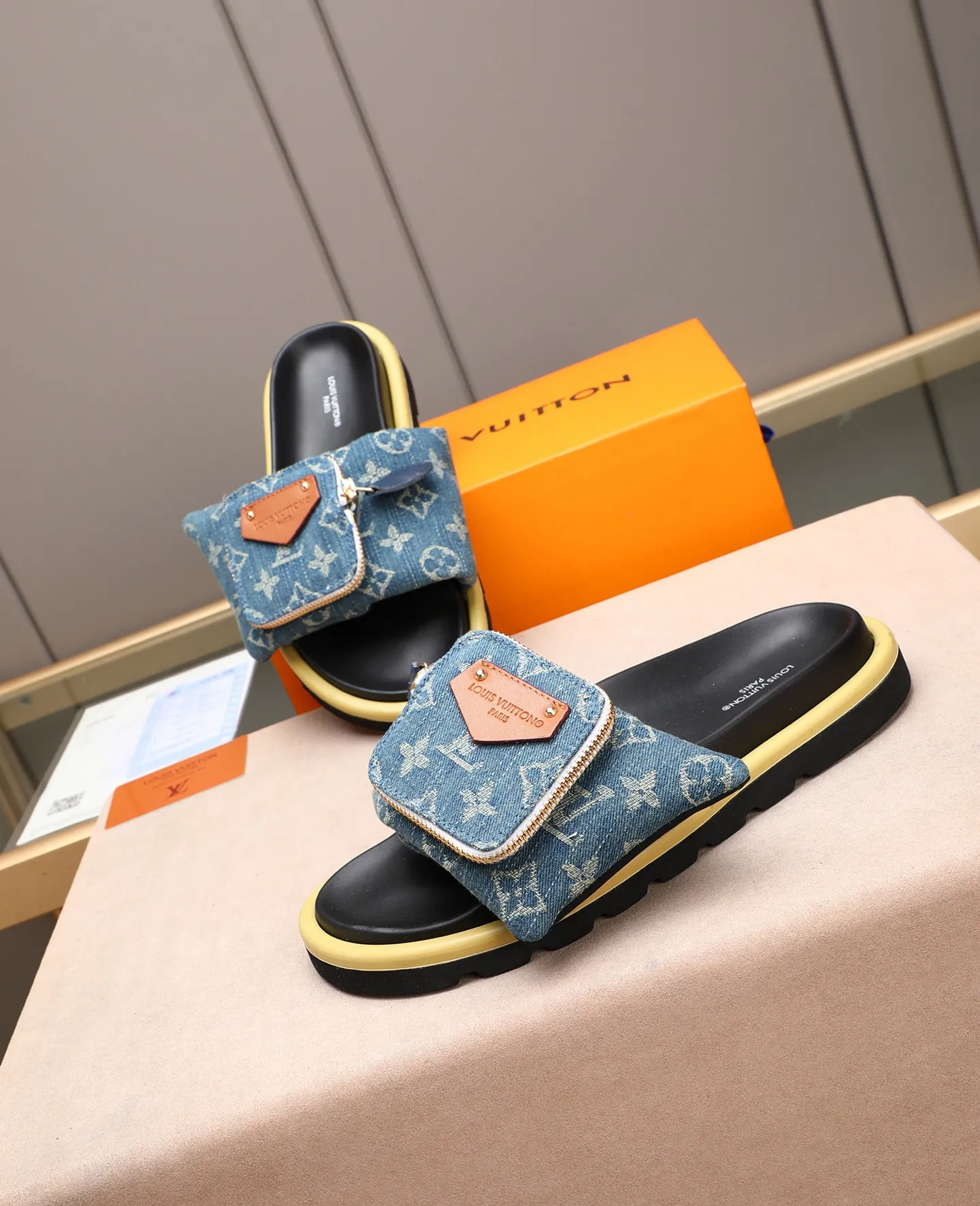 PP400 couple model with drawer box [LOUIS VUITTON] Louis Vuitton, the latest LV official website printed wallet and men's and women's slippers🔥🔥🔥 are now on the market. The drawer box is packed with cloth bags and cards. The upper pattern looks very soft and waxy, and it is a super versatile leg slimming tool. Fabric: Imported denim/down silk cotton embossed, official website pattern printing, lining: water-dyed sheepskin down filling, comfortable to wear, feet: high elastic PU water table. Sole: foam sole, heel height: about 5cm. Size 35-46, 35, 45 and 46 are custom-made and cannot be returned or exchanged. Color: multiple colors available.